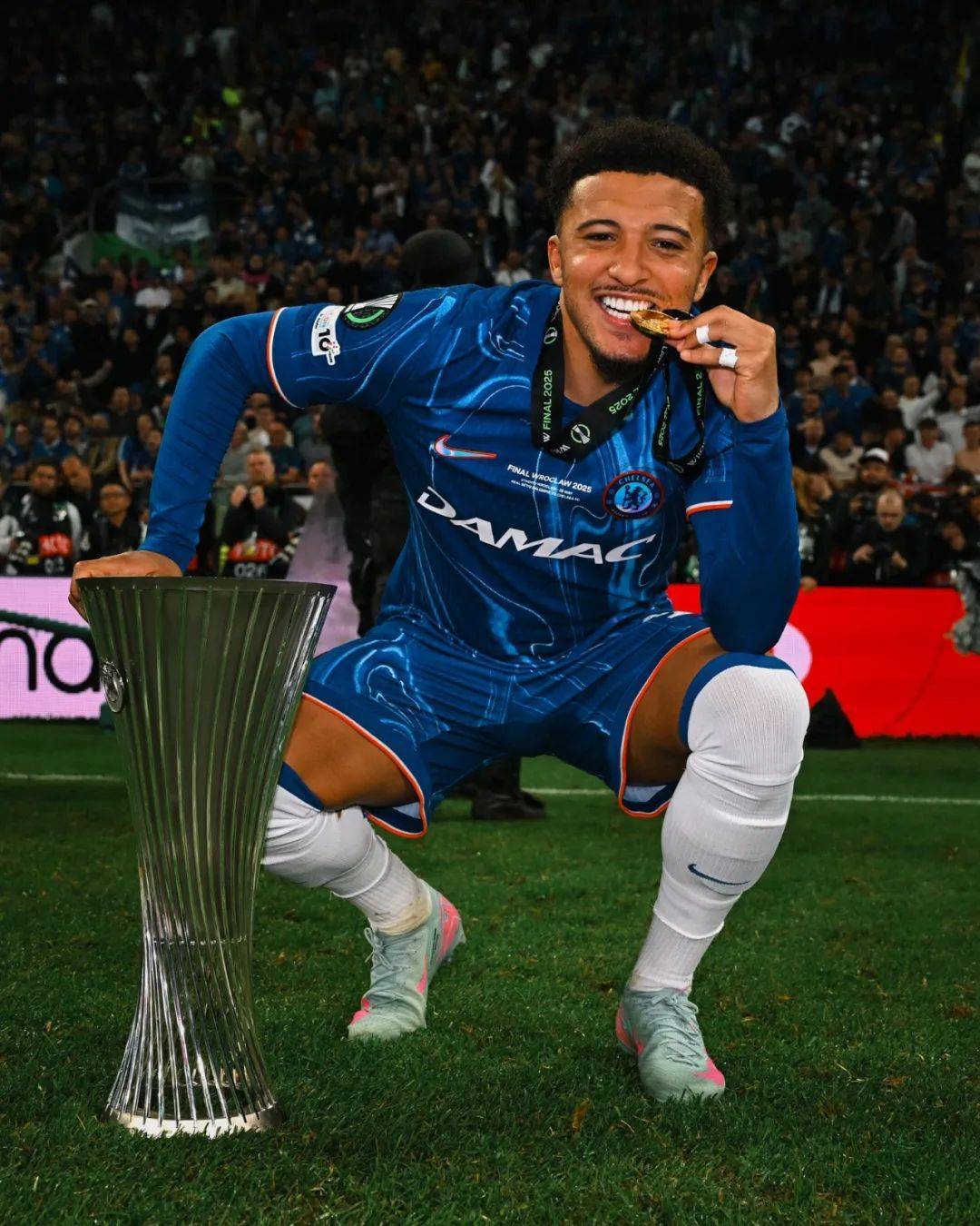 桑乔夺冠后官宣不回曼联，替补进球或改变命运！拥抱安慰哭泣的败将安东尼